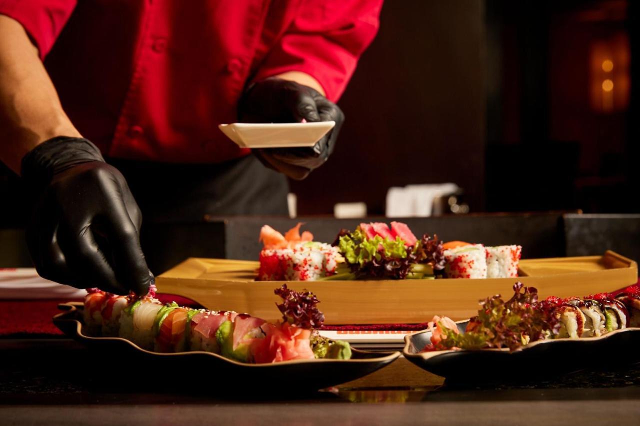 Sheraton Bucharest Hotel Exterior foto A sushi chef preparing sushi