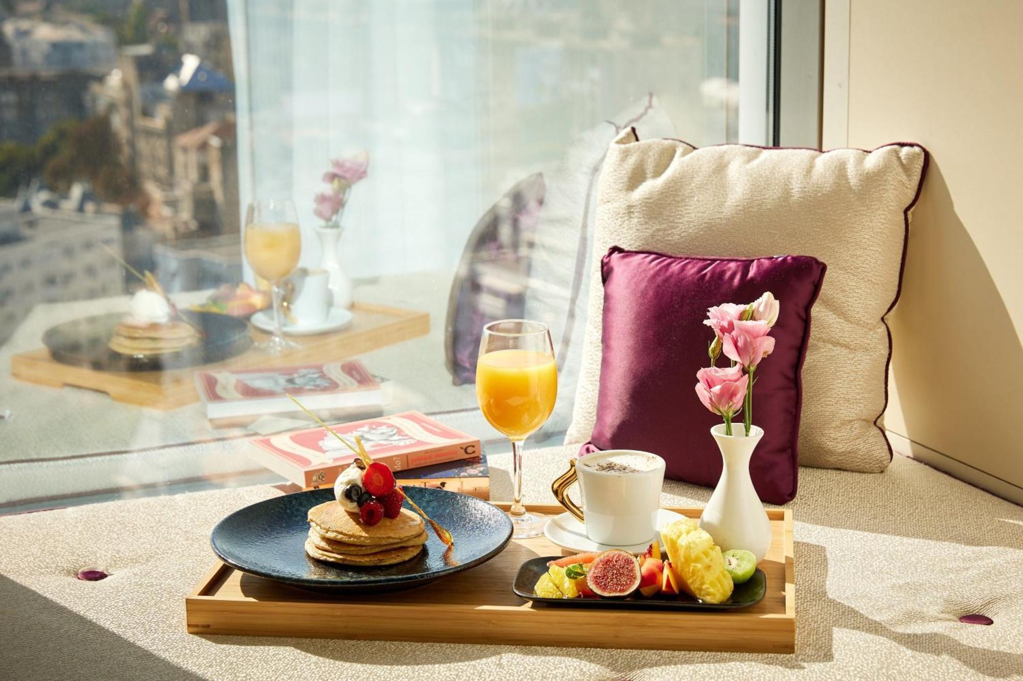 Sheraton Bucharest Hotel Exterior foto A breakfast tray