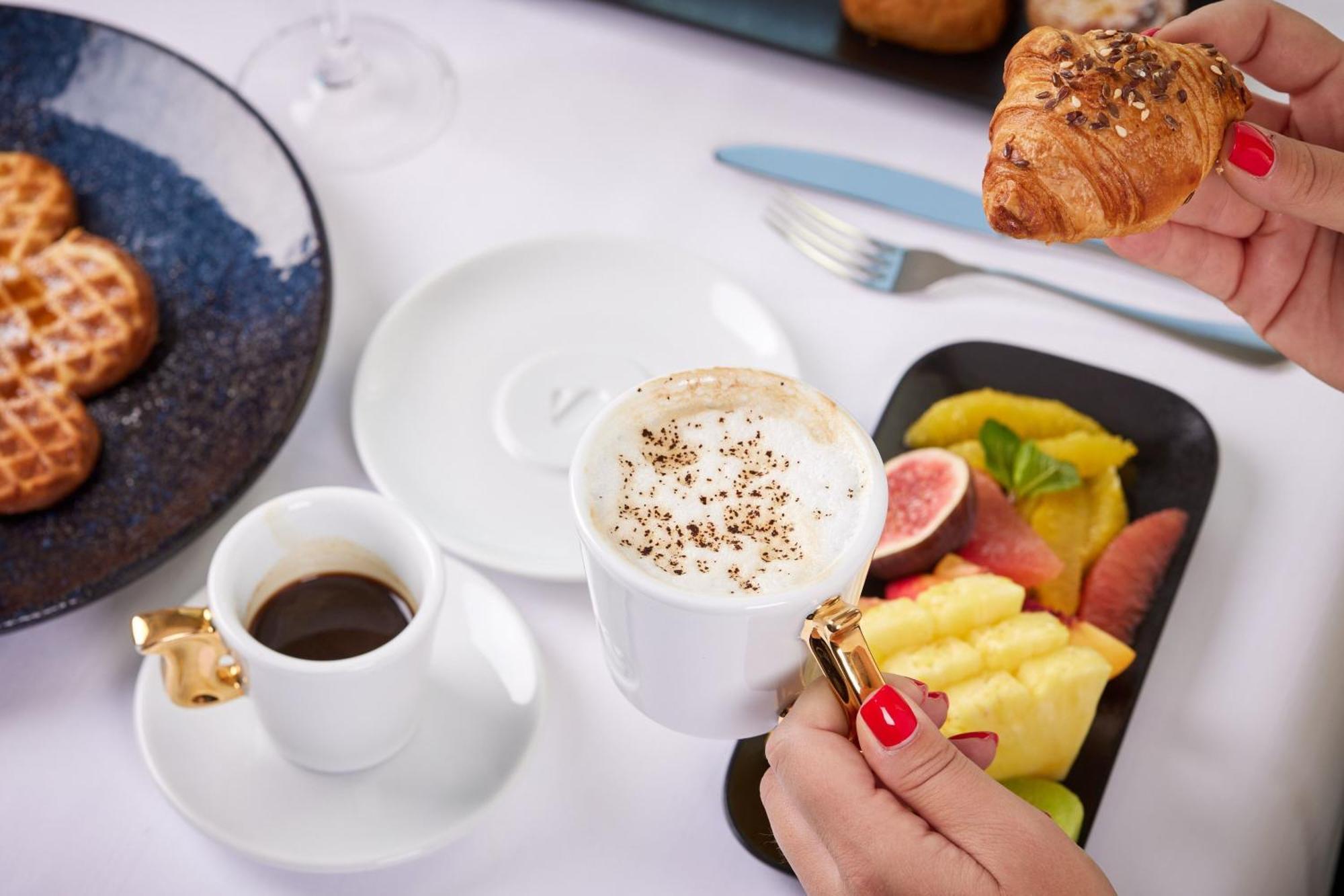Sheraton Bucharest Hotel Exterior foto A typical breakfast