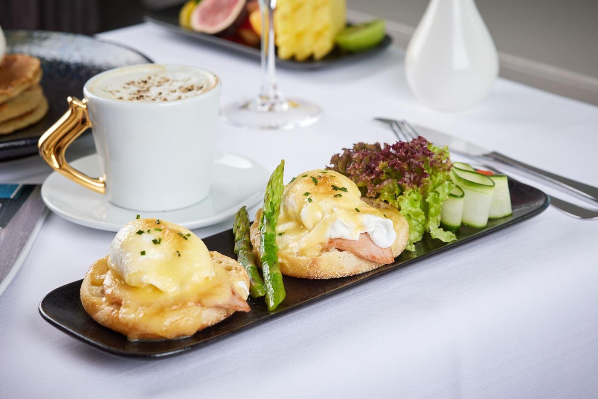 Sheraton Bucharest Hotel Exterior foto A meal served on board a plane