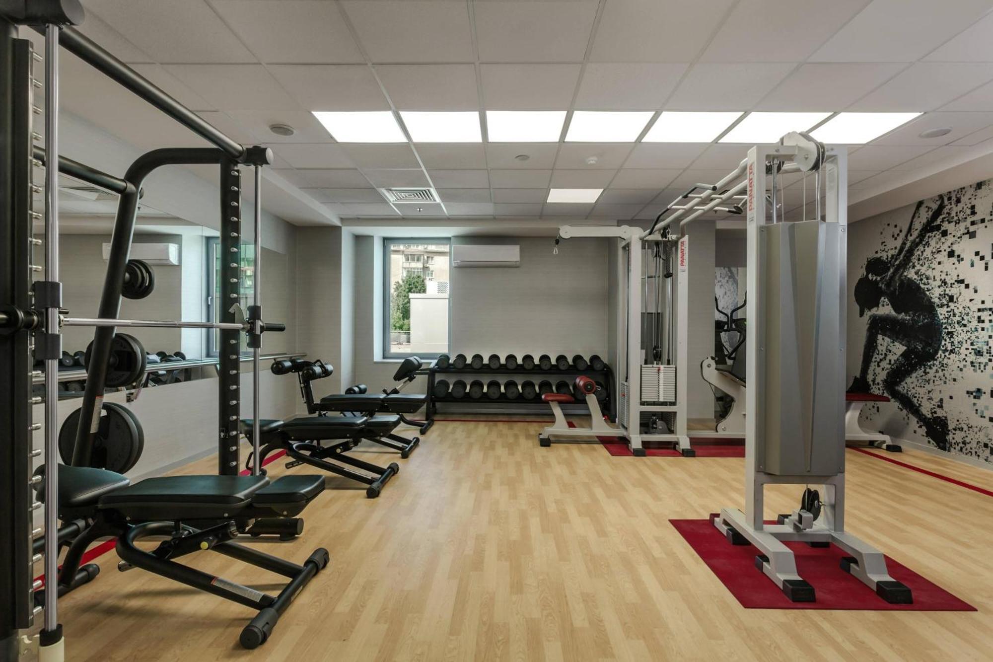 Sheraton Bucharest Hotel Exterior foto The gym at the University of Roehampton
