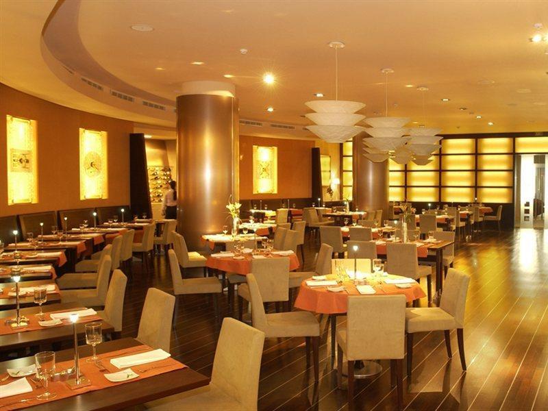Sheraton Bucharest Hotel Exterior foto The interior of the restaurant