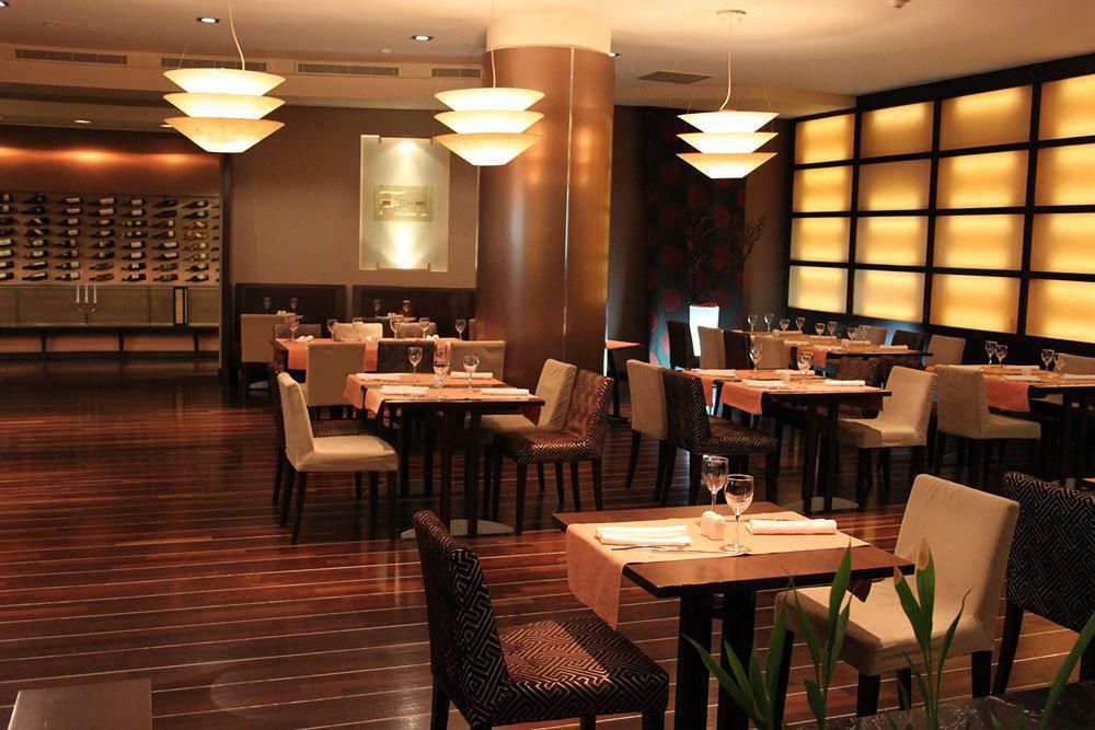 Sheraton Bucharest Hotel Exterior foto Restaurant interior